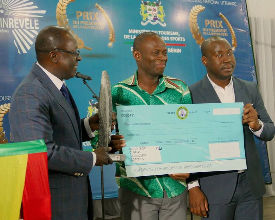 Daté recevant le Prix du Président de la république en 2017 des mains des ministres d’Etat chargé du Plan et du Développement Abdoulaye Bio Tchané et Oswald Homeky alors en charge du Tourisme de la Culture et des Sports